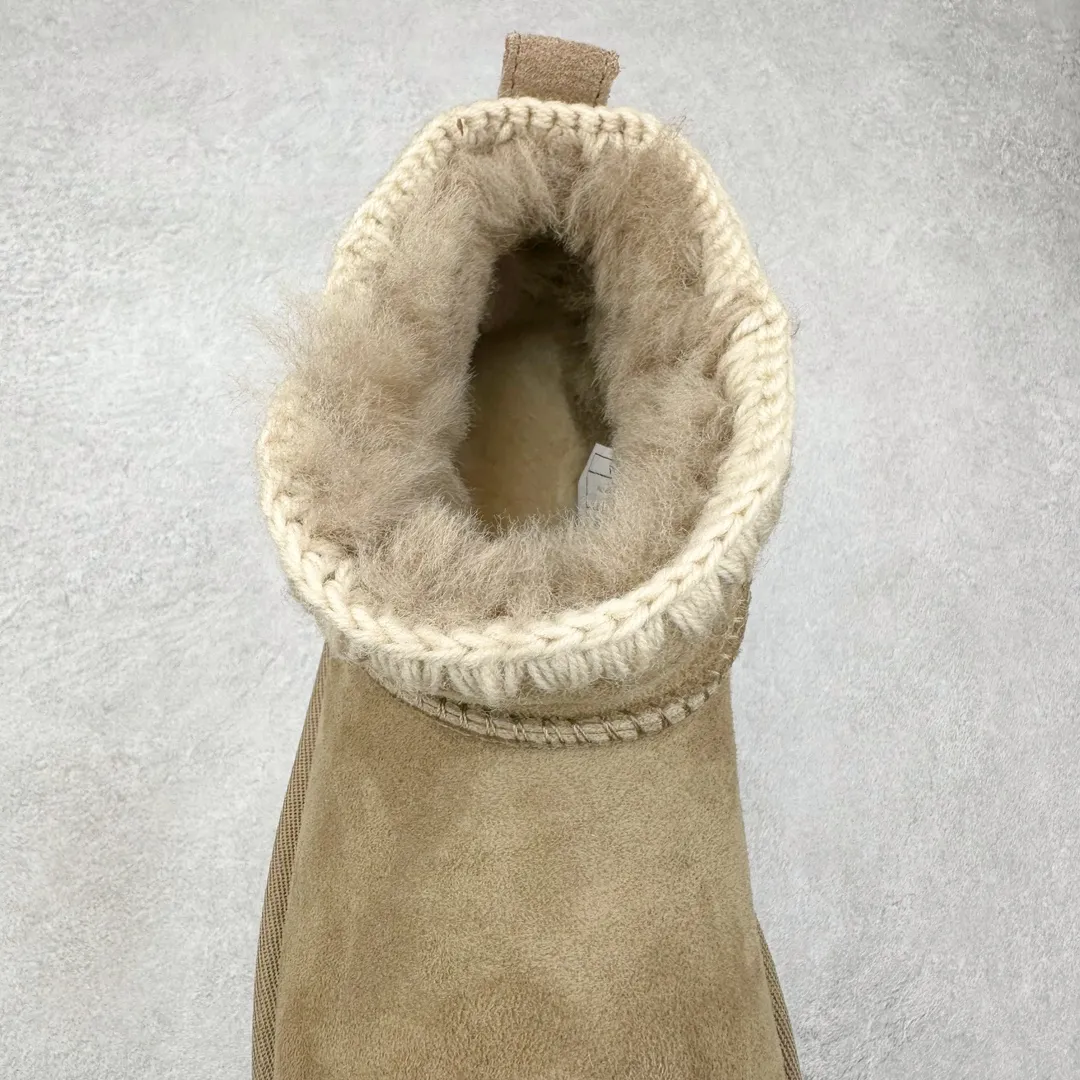 Pick up locally 💰520 UGG 6109G classic wooden buckle autumn and winter sheep fur all-in-one snow boots. All shoes are made from ZP. Longfeng A-grade Australian imported sheep fur all-in-one women's boots. Brand OEM production line. Fully follow the ZP process. Original pattern maker of the OEM. Adhering to the principle of no original shoes and no development selection. Pay attention to every detail. The most authentic version on the market TREADLITE "Light Wing" technology outsole Lightweight/durable/flexible/pile size: 35 36 37 38 39 40 Coding: by2936090